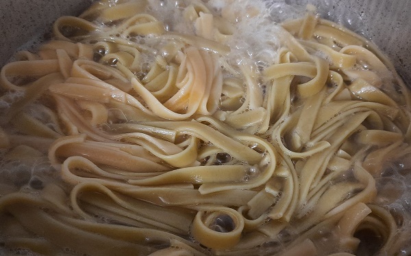 pasta boiling closer image